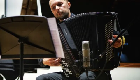 Even pauze van werk of boodschappen, accordeon klinkt in DE KOM