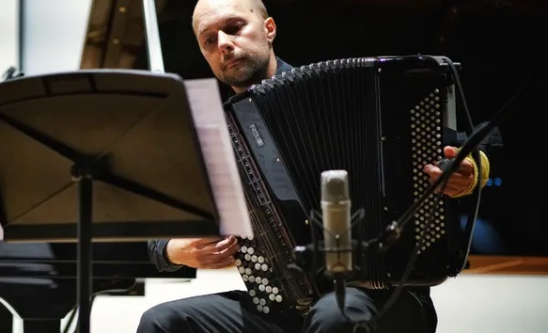 Even pauze van werk of boodschappen, accordeon klinkt in DE KOM