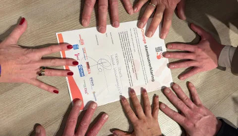 Lokale Vernieuwing-VSP ondertekent Orange the World-stembusverklaring op Internationale Vrouwendag