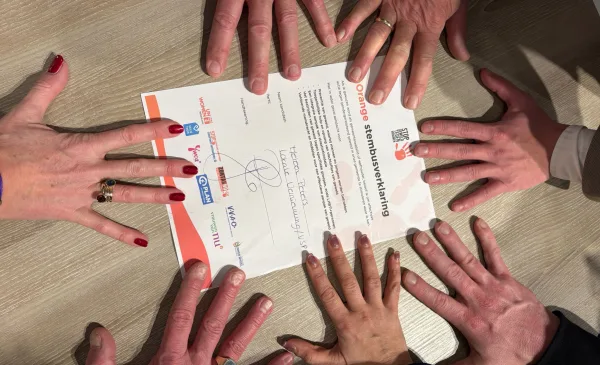 Lokale Vernieuwing-VSP ondertekent Orange the World-stembusverklaring op Internationale Vrouwendag