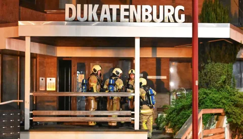 Brand in leegstaand kantoorpand aan Dukatenburg, politie onderzoekt mogelijke brandstichting
