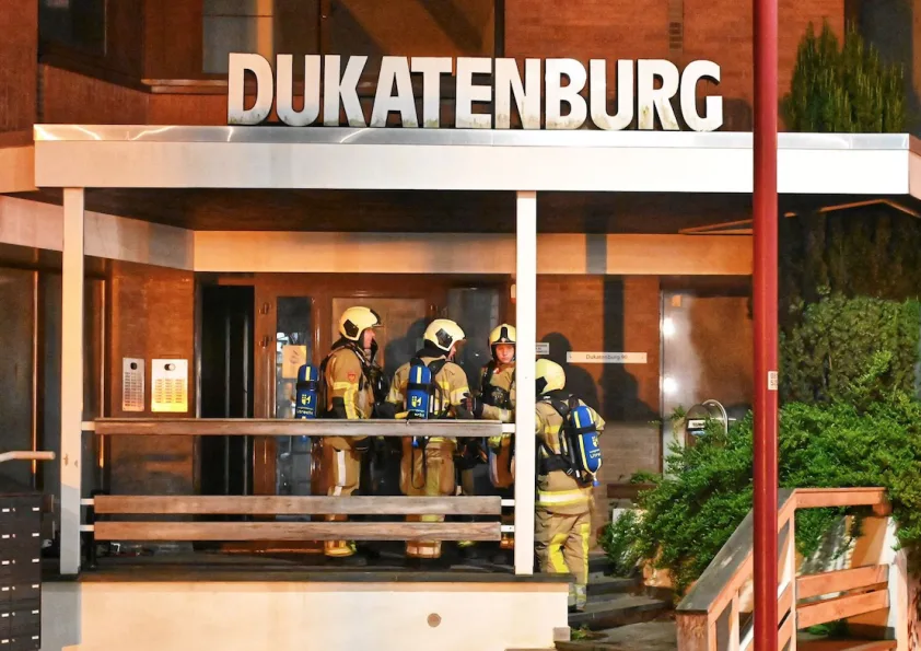 Brand in leegstaand kantoorpand aan Dukatenburg, politie onderzoekt mogelijke brandstichting