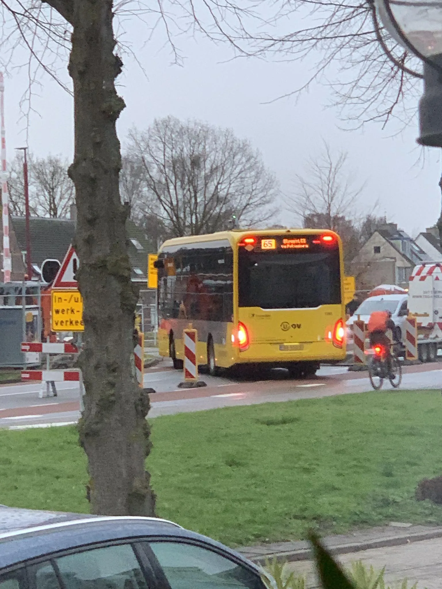 bus rijdt zich klem