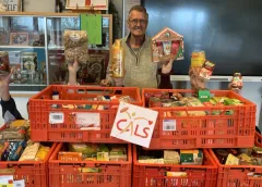 Brugklassers Cals zamelen zes kratten in voor de voedselbank