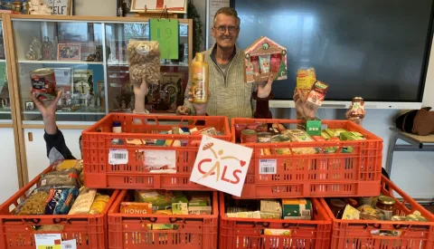 Brugklassers Cals zamelen zes kratten in voor de voedselbank