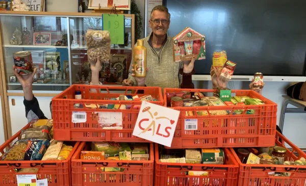Brugklassers Cals zamelen zes kratten in voor de voedselbank