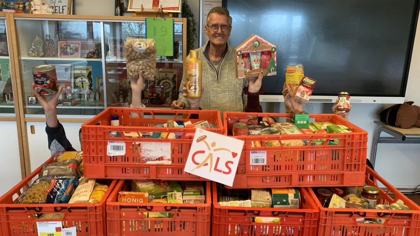 Cor van Dalen met kratten voor de voedselbank