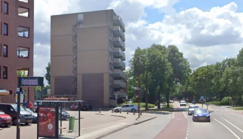 Internationaal muralist Nina Valkhoff maakt muurschildering in Muntenbuurt, bewoners denken mee