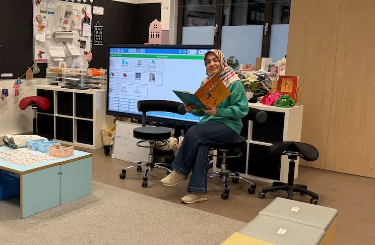 Hilal Arslan voor de klas