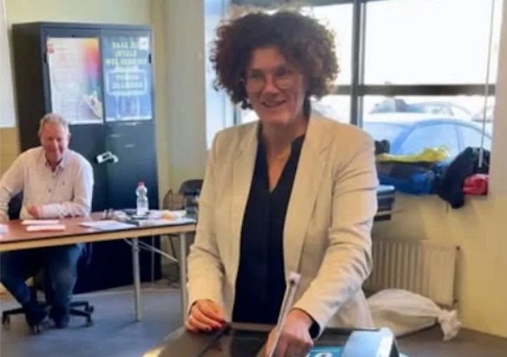 Marijke van Beukering brengt stem uit in het Oosterlicht College