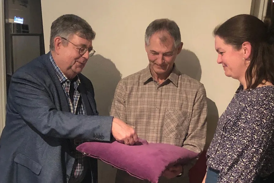 Bamberg geeft Beste Buurpin aan Marloes Bos