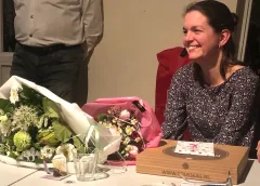 Marloes Bos krijgt Beste Buurpin na jaren inzet in Batau Noord