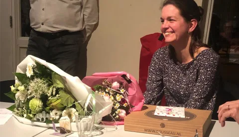 Marloes Bos krijgt Beste Buurpin na jaren inzet in Batau Noord