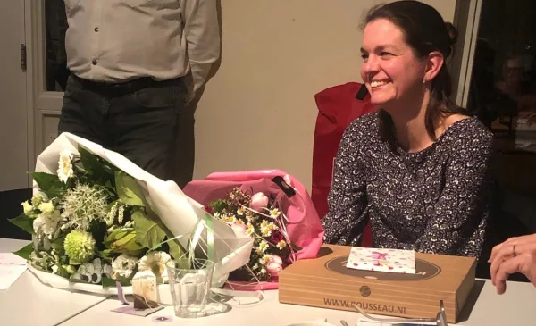 Marloes Bos krijgt Beste Buurpin na jaren inzet in Batau Noord