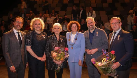 Vijf vertrekkende raadsleden Nieuwegein krijgen lintje bij afscheid in DE KOM