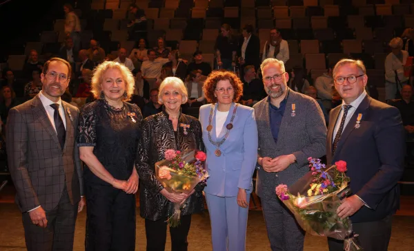 Vijf vertrekkende raadsleden Nieuwegein krijgen lintje bij afscheid in DE KOM