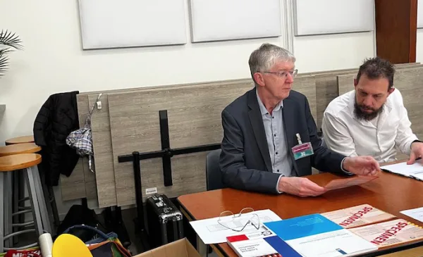 Verkiezingsdag begonnen in Nieuwegein, eerste kiezers melden zich bij de stembureaus