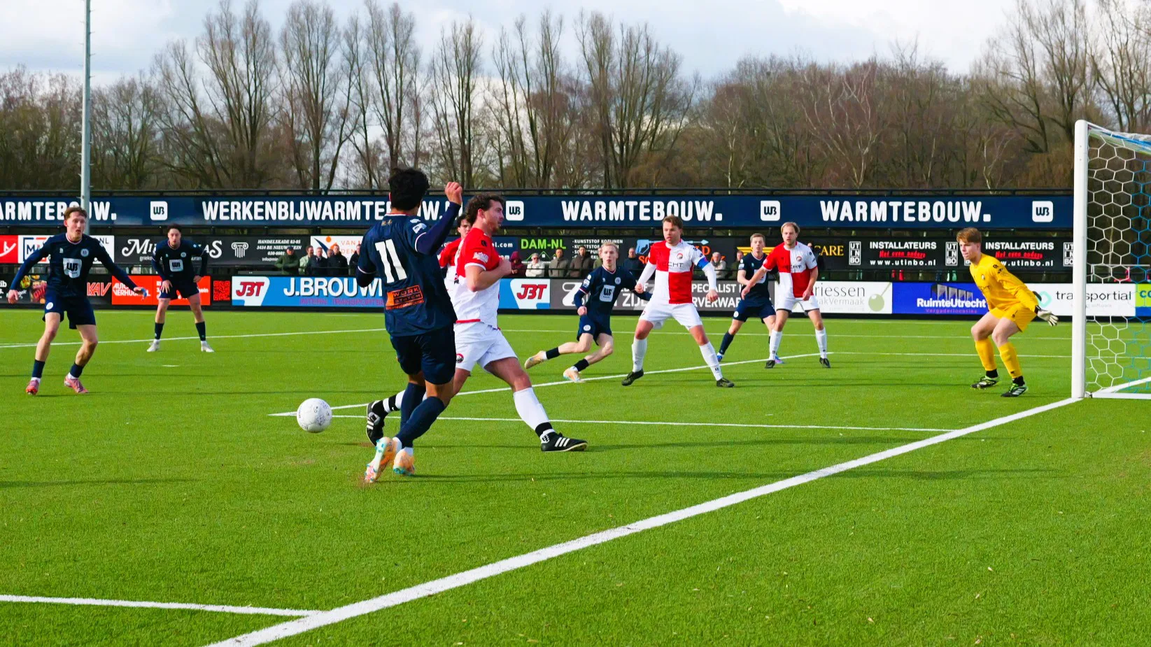 Timo Meerding trekt de bal vanaf de achterlijn terug op Casper Baggen. Die scoort nog tien minuten voor tijd de hoopgevende 2-3