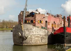 Museumschip Vlotburg ligt weer in Nieuwegein bij de Blauwe Brug