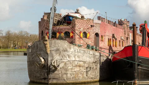 Museumschip Vlotburg ligt weer in Nieuwegein bij de Blauwe Brug