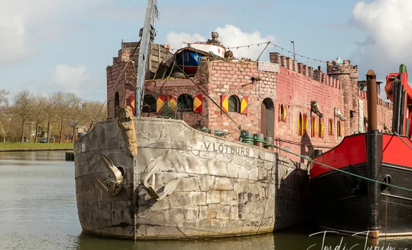Museumschip Vlotburg ligt weer in Nieuwegein bij de Blauwe Brug