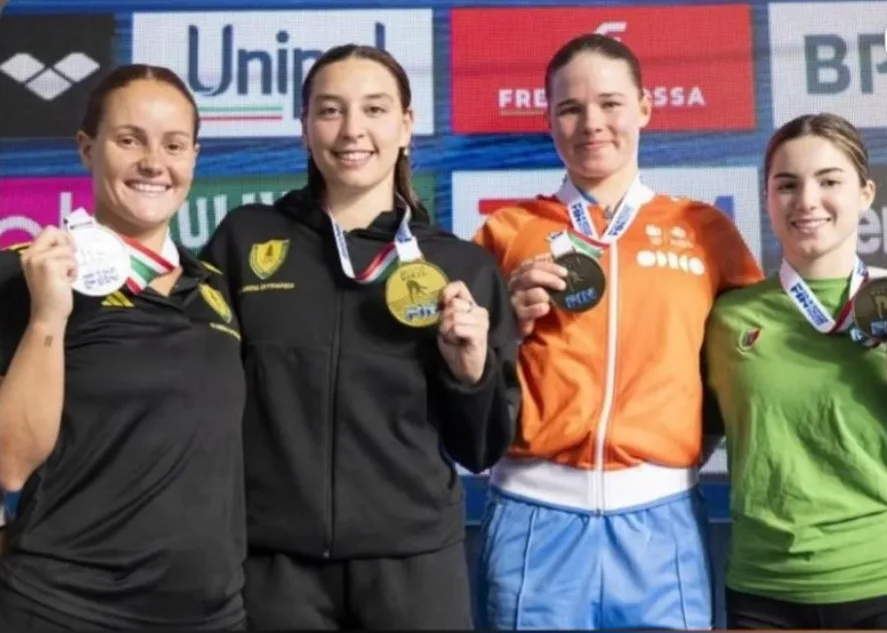 Oona met medaille 3 meter plank