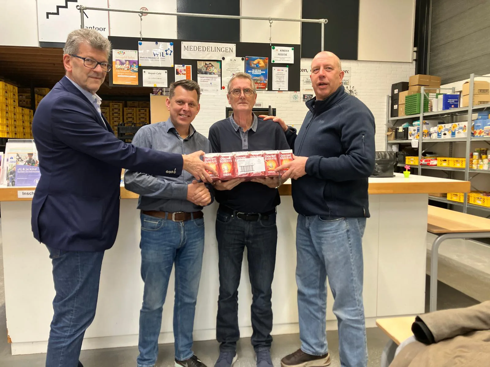 Overdracht koffie voedselbank