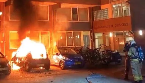 Midden in de nacht schrikt Lijsterbesstraat wakker door felle autobrand