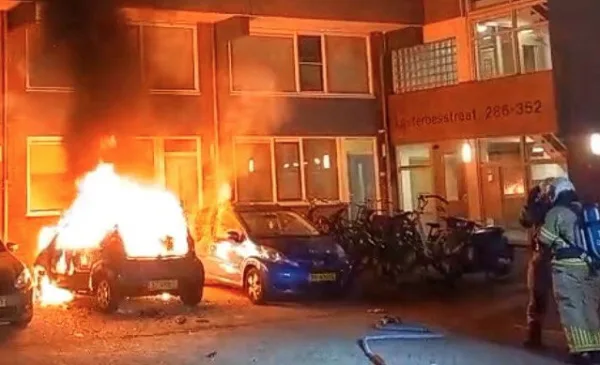 Midden in de nacht schrikt Lijsterbesstraat wakker door felle autobrand
