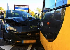 Auto knalt op tram bij Hoog Zandveld, één persoon met spoed naar ziekenhuis