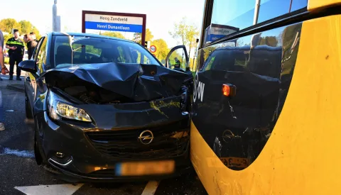 Auto knalt op tram bij Hoog Zandveld, één persoon met spoed naar ziekenhuis