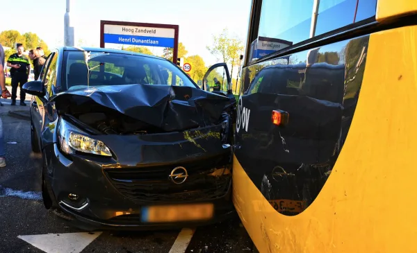 Auto knalt op tram bij Hoog Zandveld, één persoon met spoed naar ziekenhuis