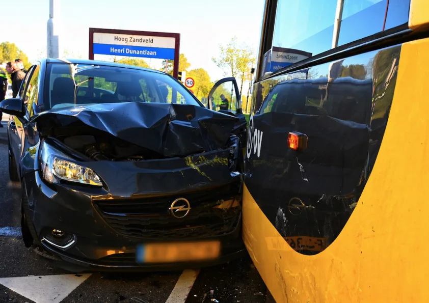 Auto knalt op tram bij Hoog Zandveld, één persoon met spoed naar ziekenhuis