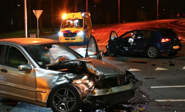 Politie onderzoekt oorzaak van aanrijding op Houtenseweg in Nieuwegein