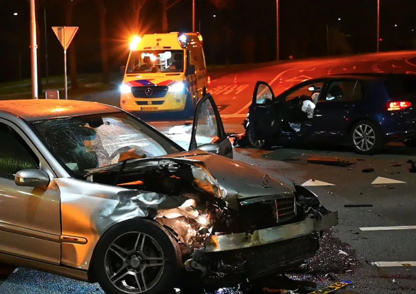 Politie onderzoekt oorzaak van aanrijding op Houtenseweg in Nieuwegein