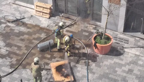 Brand in winkel aan Raadstede, brandweer schaalt op naar middelbrand