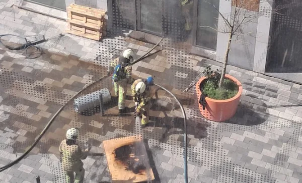 Brand in winkel aan Raadstede, brandweer schaalt op naar middelbrand