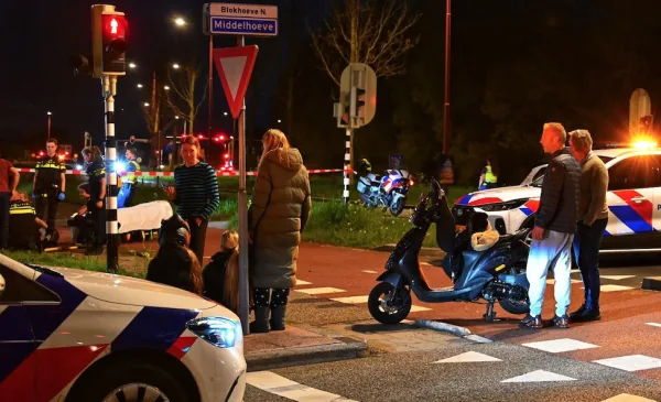 Forse scooterbotsing op Middelhoeve, twee slachtoffers naar ziekenhuis