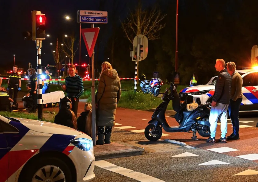 Forse scooterbotsing op Middelhoeve, twee slachtoffers naar ziekenhuis