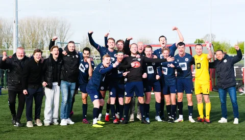 Parkhout 2 verdedigt voorsprong in bizar duel van twee minuten in Spakenburg