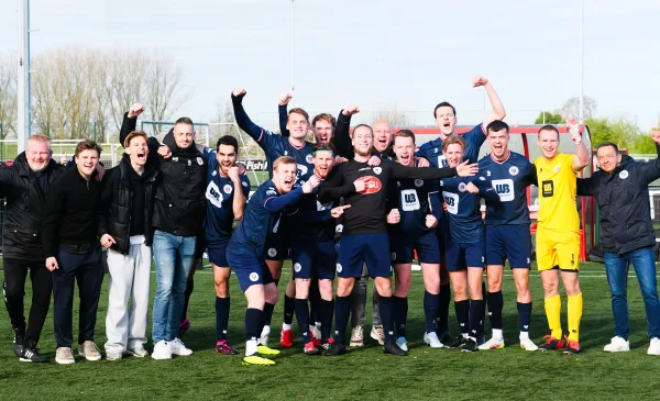 Parkhout 2 verdedigt voorsprong in bizar duel van twee minuten in Spakenburg