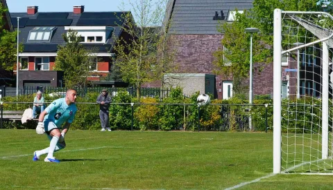 Paal staat Parkhout in de weg, april eindigt zonder zege