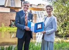 Bordje op de gevel: Emmauskerk in Doorslag nu zichtbaar rijksmonument