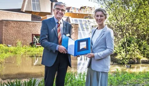 Bordje op de gevel: Emmauskerk in Doorslag nu zichtbaar rijksmonument