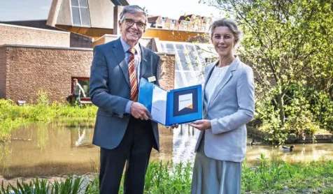Bordje op de gevel: Emmauskerk in Doorslag nu zichtbaar rijksmonument
