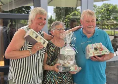 Zon, jeu de boules en asperges: Tonnie van den Hoek pakt winst bij PVN