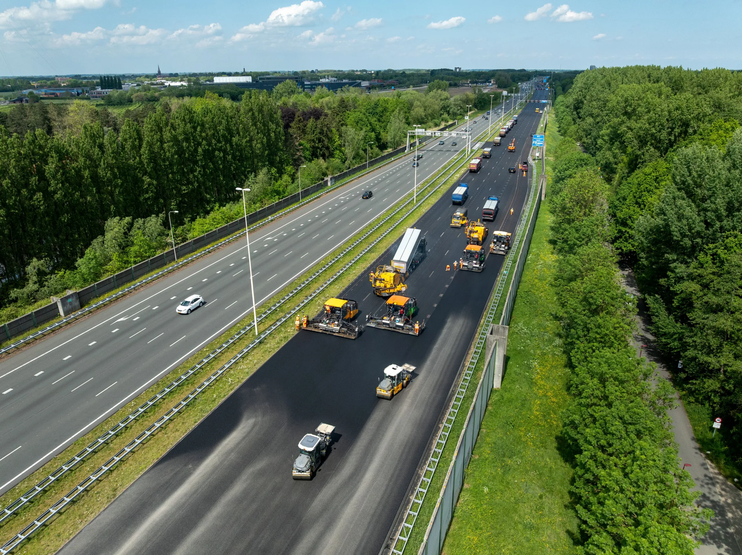 Rijkswaterstaat asfalteert