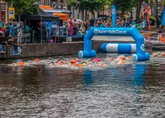 Burgemeester springt de Vaartse Rijn in voor eerste Swim to Fight Cancer Nieuwegein
