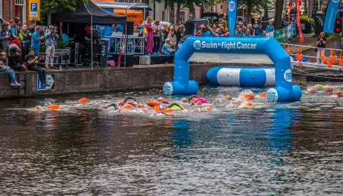 Burgemeester springt de Vaartse Rijn in voor eerste Swim to Fight Cancer Nieuwegein
