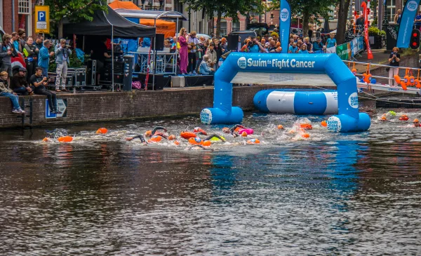 Burgemeester springt de Vaartse Rijn in voor eerste Swim to Fight Cancer Nieuwegein